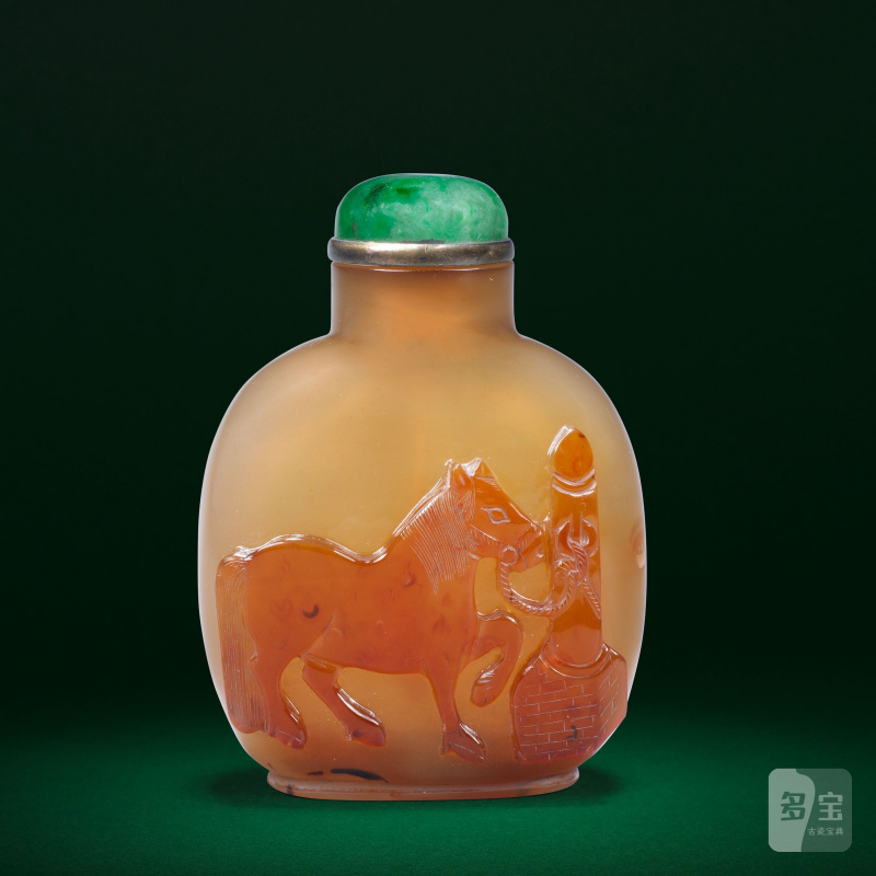 十八/十九世紀 瑪瑙馬紋鼻烟壺 | A CHALCEDONY AGATE 'TETHERED HORSE' SNUFF BOTTLE